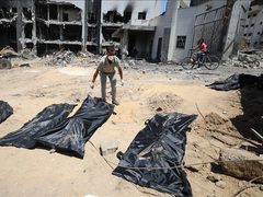 استشهاد 10 فلسطينيين في استهداف خيمة للنازحين شرقي مدينة غزة