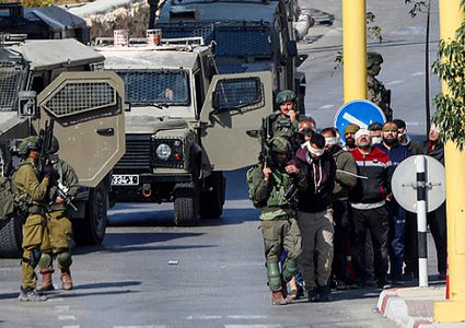 الضفة الغربية : اقتحامات واعتقالات وإصابات بهجمات مسلحة للمستوطنين