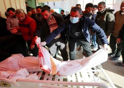 استشهاد عائلة كاملة في قصف الاحتلال خيمتهم في مواصي خان يونس