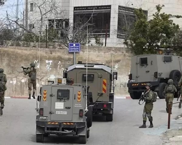 الاحتلال يقتحم نابلس ويفتش عددا من المنازل