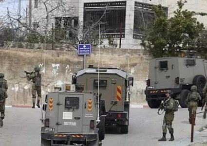 الاحتلال يقتحم نابلس ويفتش عددا من المنازل