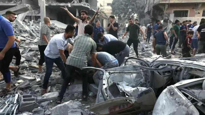خمسة شهداء ومصابون في قصف طيران الاحتلال مركبة بمدينة دير البلح وسط قطاع غزة