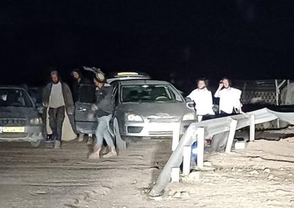 مستوطنون يغلقون مدخل تجمع شلال العوجا شمال أريحا