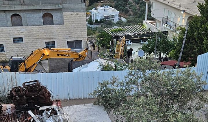 سلطات الاحتلال تهدم عزبة في طمرة وتعتقل صاحبها وتعتدي على نجليه
