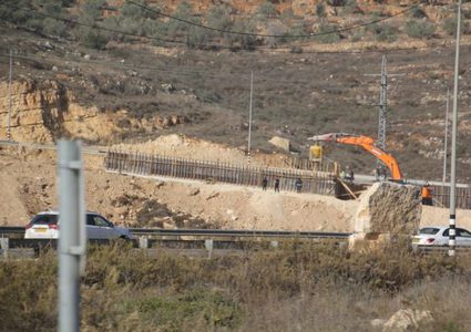 الاحتلال يشرع ببناء سياج شائك يعزل سنجل وترمسعيا عن الشارع الرئيسي