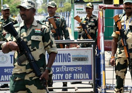 لليلة الرابعة.. استمرار تبادل إطلاق النار بين الهند وباكستان عبر حدود كشمير