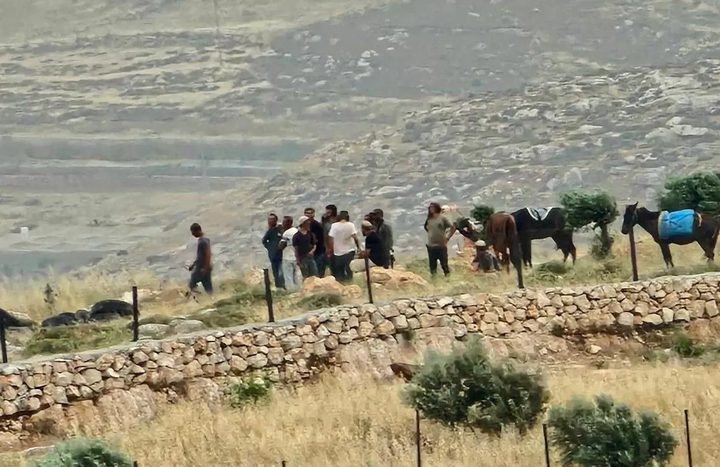 مستعمرون يسيجون ابار مياه في الاغوار الشمالية