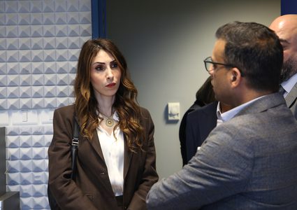 وزيرة العمل الفلسطينية تتعرف على "آدم" أول موظف ذكاء اصطناعي في جامعة النجاح