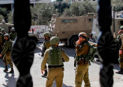 قوات الاحتلال تنفذ حملة مداهمات واعتقالات في الضفة بينهم صحفي