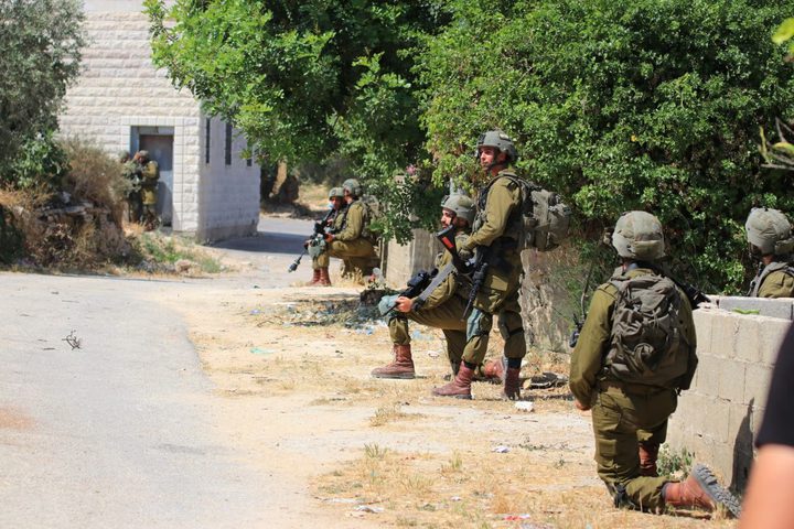 الاحتلال يعتقل 5 مواطنين ويحتجز العشرات في الطبقة جنوب غرب الخليل