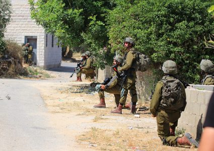 الاحتلال يعتقل 5 مواطنين ويحتجز العشرات في الطبقة جنوب غرب الخليل