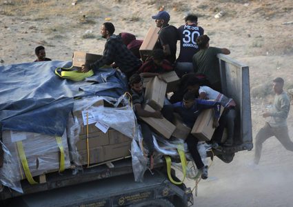 مراسلنا بالقطاع: الجوع يدفع سكان غزة لاقتحام المخازن وسط فوضى أمنية وقصف متواصل