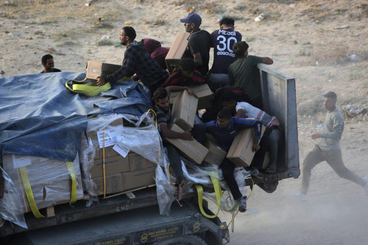 مراسلنا بالقطاع: الجوع يدفع سكان غزة لاقتحام المخازن وسط فوضى أمنية وقصف متواصل