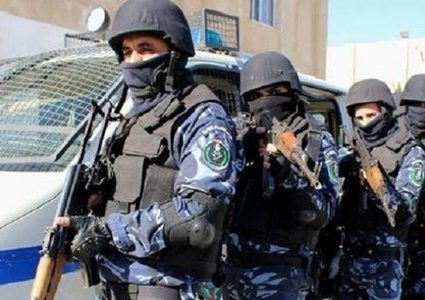 الشرطة تضبط شحنة مخدرات وتطارد أحد أخطر المطلوبين في الخليل