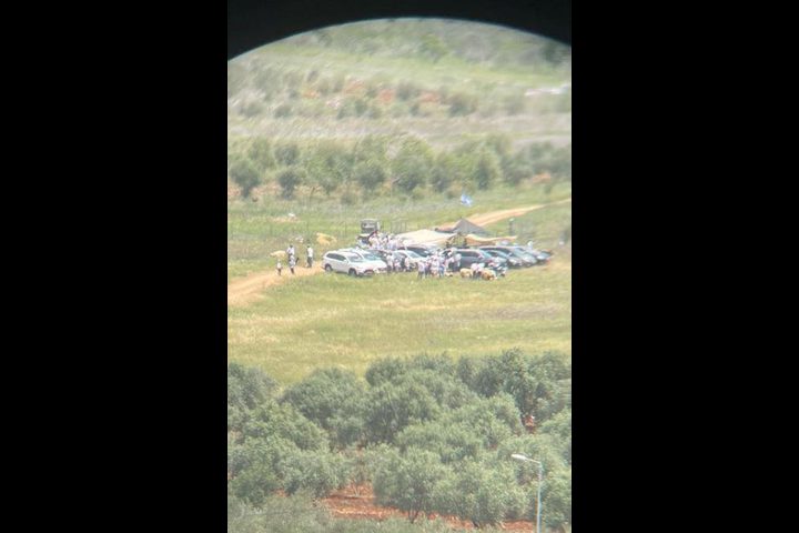 عشرات المستوطنين يقتحمون منطقة وادي الليمون في قرية عابود وسهل ترمسعيا