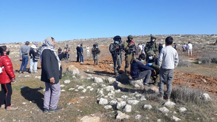 الاحتلال يعتقل مواطنا ومستوطنين يعتدون على ممتلكات المواطنين في مسافر يطا