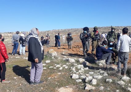 الاحتلال يعتقل مواطنا ومستوطنين يعتدون على ممتلكات المواطنين في مسافر يطا