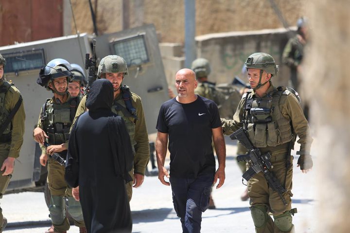 الاحتلال يعنقل مواطنا من الخليل