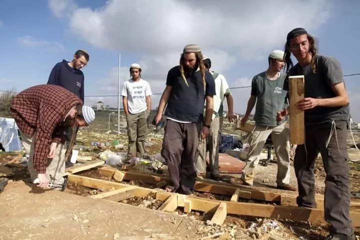 مستعمرون ينصبون سياجا فوق اراضي المواطنين في يطا