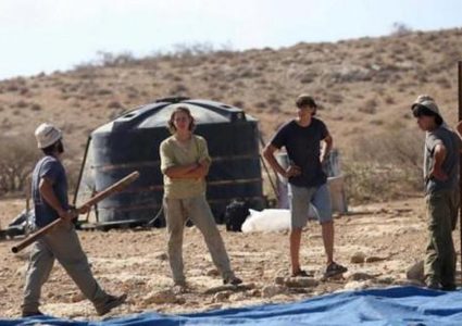 مستعمرون يقتحمون نبع مياه في بلدة قريوت