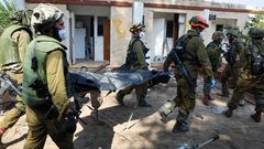 جيش الاحتلال يعلن مقتل ضابط وجندي وإصابة اثنين في اشتباكات بقطاع غزة