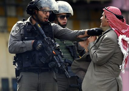 الاحتلال يعتقل مسنا من بيت يانون