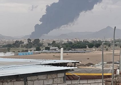 عقب استهداف مطار صنعاء وتعطله "بالكامل" .. الحوثيون: "هذا العدوان لن يمر دون رد"