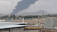 عقب استهداف مطار صنعاء وتعطله "بالكامل" .. الحوثيون: "هذا العدوان لن يمر دون رد"