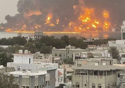 إسرائيل تقصف مطار صنعاء الدولي ومحطات طاقة مركزيّة ومصنعا للإسمنت