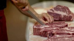 نقيب اللحامين يحذر: أسعار اللحوم نار.. والخراف خارج متناول الفلسطينيين