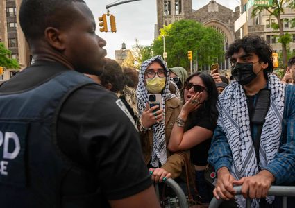 احتجاجات داعمة للفلسطينيين في جامعة كولومبيا وتسليم متظاهرين للشرطة
