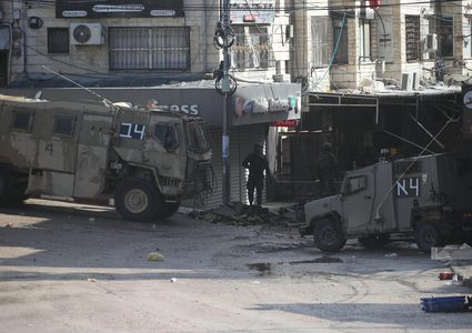 الاحتلال يواصل عدوانه على طولكرم: مداهمات وهدم منازل وحواجز عسكرية