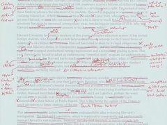 بالأحمر .. هارفرد تصحح أخطاءً "كارثية" لمذكرة موجهة من وزيرة التعليم الأمريكية