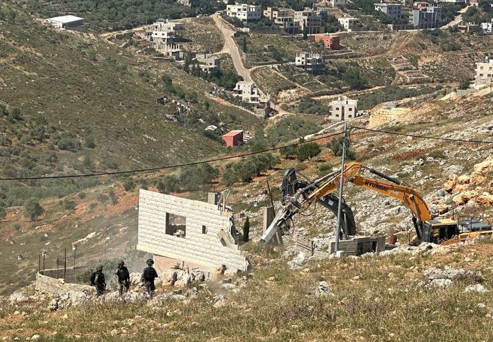 جرافات الاحتلال تشرع بتدمير منزل المواطن ماجد الادهم في منطقة التعاون العلوي في مدينة نابلس بحجة البناء في منطقة "اسرائيلية "