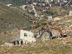 جرافات الاحتلال تشرع بتدمير منزل المواطن ماجد الادهم في منطقة التعاون العلوي في مدينة نابلس بحجة البناء في منطقة "اسرائيلية "
