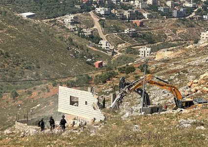 جيش الاحتلال يهدم منزلا في مدينة نابلس