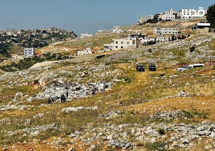 جرافات الاحتلال تشرع بتدمير منزل المواطن ماجد الادهم في منطقة التعاون العلوي في مدينة نابلس بحجة البناء في منطقة "اسرائيلية "