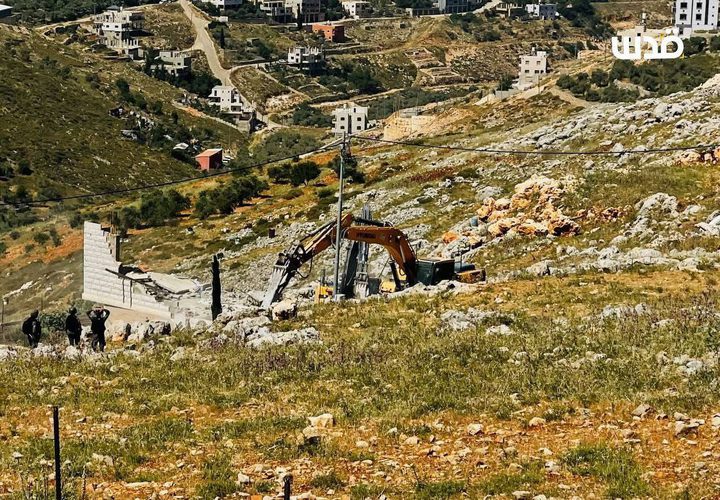 جرافات الاحتلال تشرع بتدمير منزل المواطن ماجد الادهم في منطقة التعاون العلوي في مدينة نابلس بحجة البناء في منطقة "اسرائيلية "