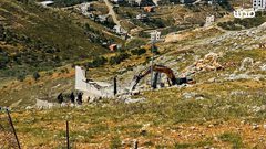 جرافات الاحتلال تشرع بتدمير منزل المواطن ماجد الادهم في منطقة التعاون العلوي في مدينة نابلس بحجة البناء في منطقة "اسرائيلية "