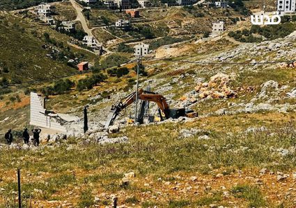 جرافات الاحتلال تشرع بتدمير منزل المواطن ماجد الادهم في منطقة التعاون العلوي في مدينة نابلس بحجة البناء في منطقة "اسرائيلية "