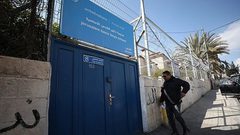 الاحتلال يقتحم مدارس الأونروا بمخيم شعفاط ويعلق أوامر بالإخلاء والإغلاق