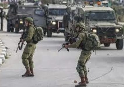 الاحتلال يصيب مواطنا ويعتقل آخر في رام الله