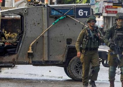 الاحتلال يعتقل أربعة مواطنين بينهم طفل من محافظة الخليل