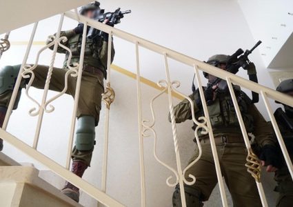 الاحتلال يحاصر منزلا ويستهدفه بقنابل الانيرجا في نابلس