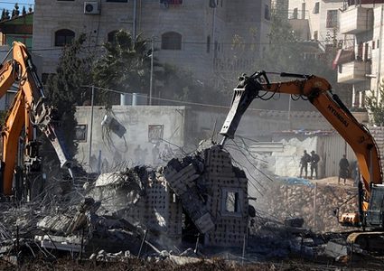 الاحتلال يخطر بهدم عمارة سكنية في القدس المحتلة