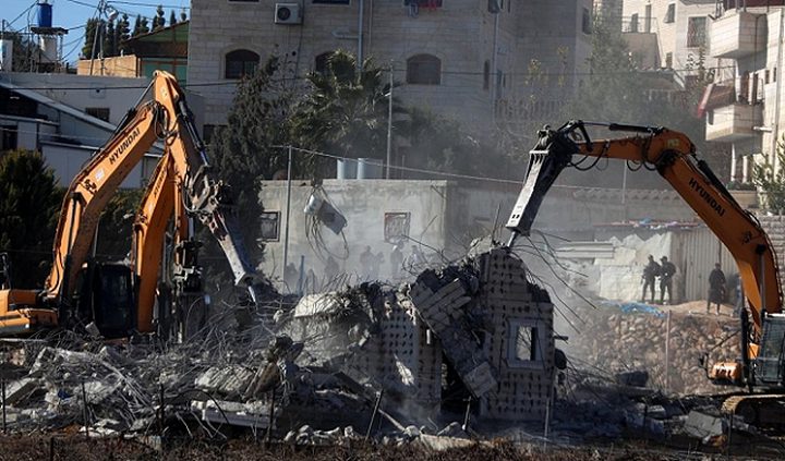 الاحتلال يخطر بهدم عمارة سكنية في القدس المحتلة