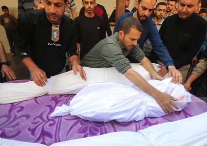 ٤ شهداء في قصف مقرا للأونروا في مخيم جباليا