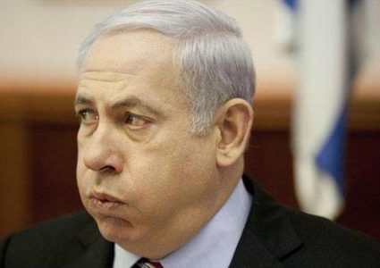 صحفي مقرب من نتنياهو يبتز وزراء والاحتلال يفتح تحقيقًا جنائيًا