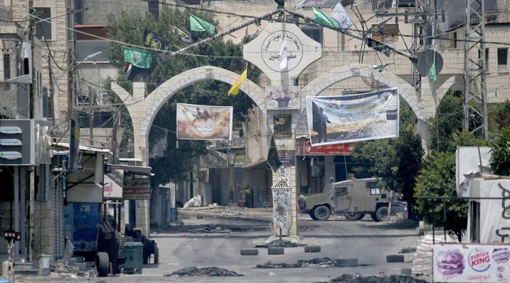 الاحتلال ينكل بشاب عند مدخل مخيم جنين