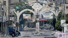 الاحتلال ينكل بشاب عند مدخل مخيم جنين